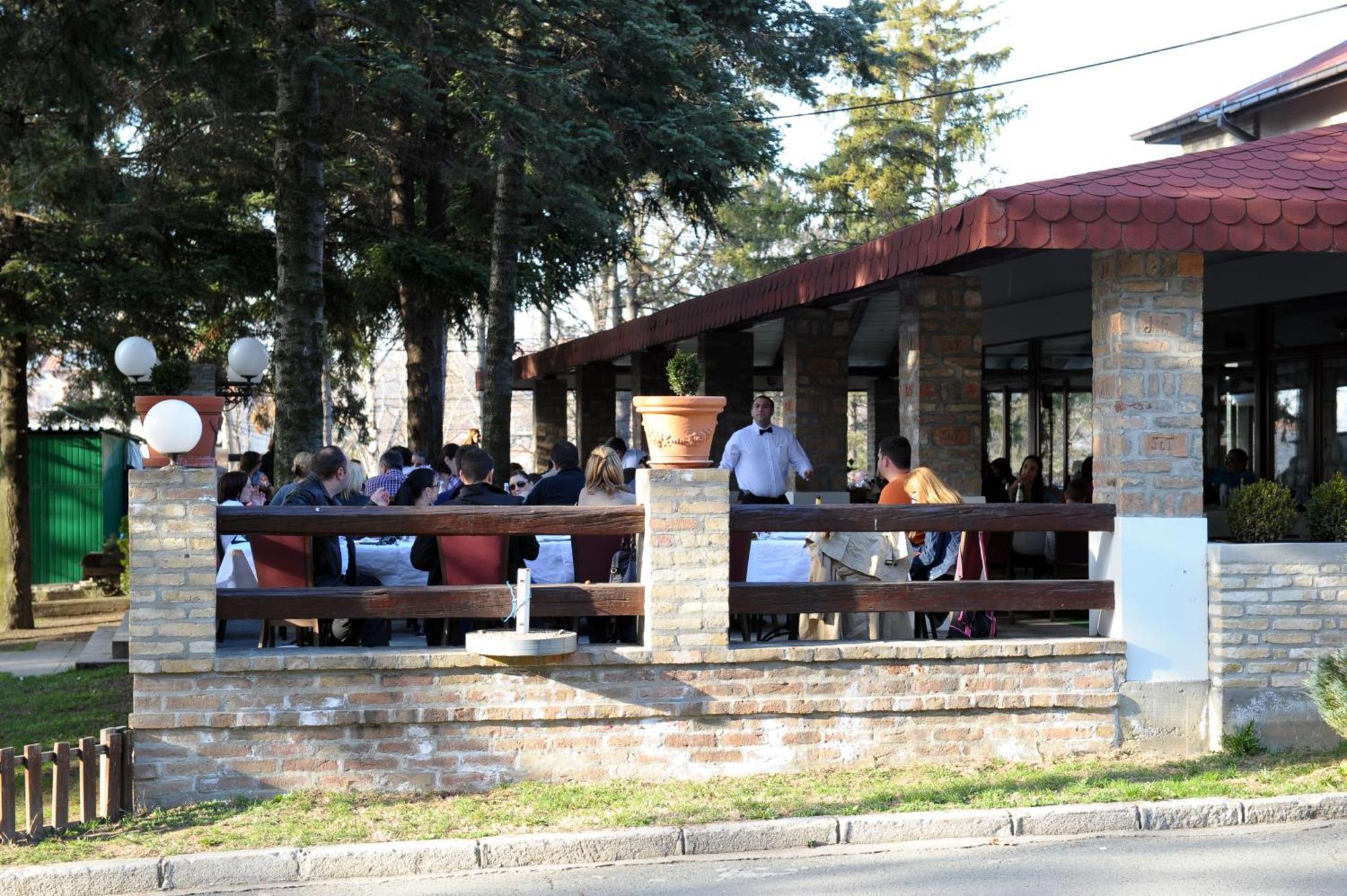 Hotel 1000 Ruza Belgrad Exterior foto