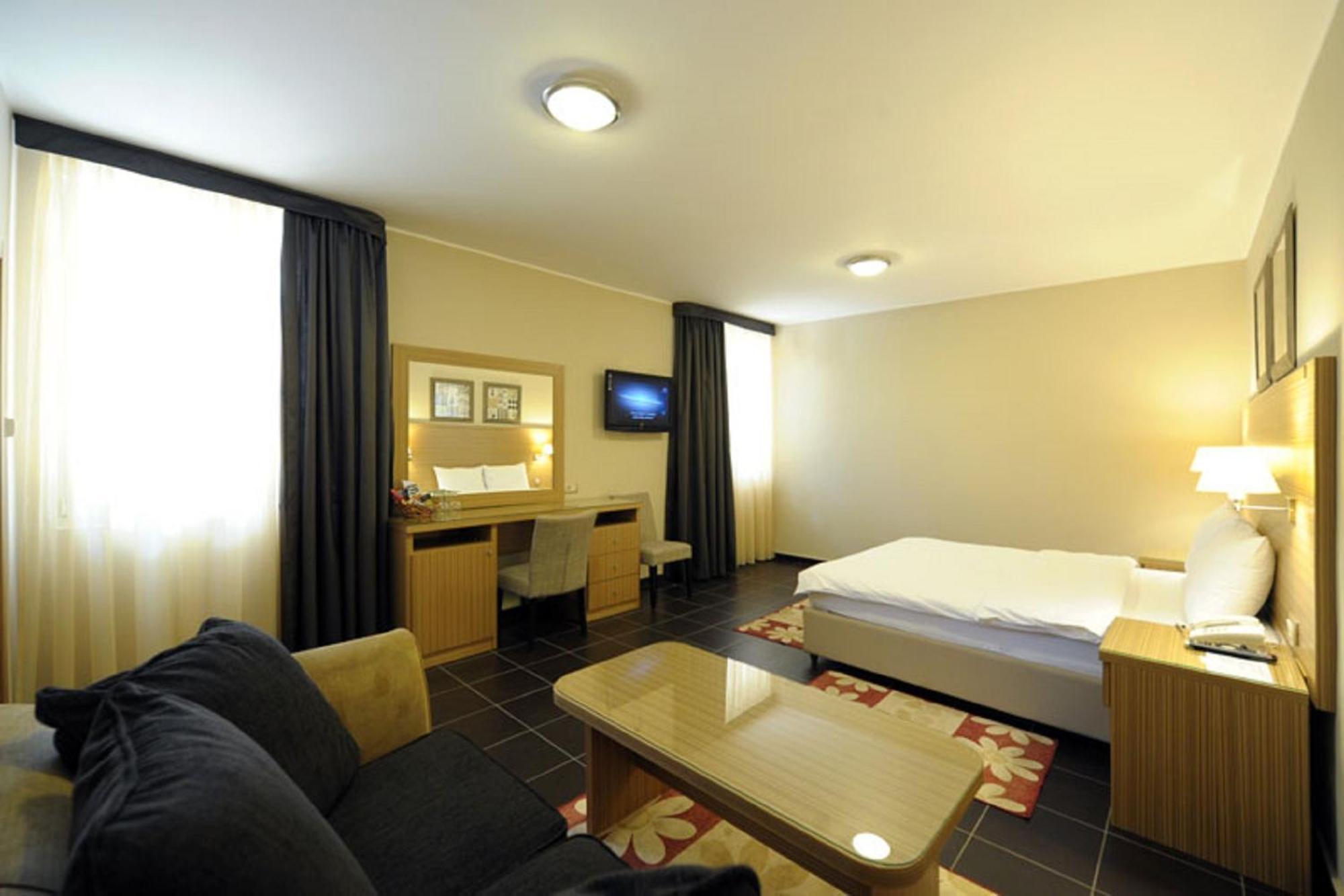 Hotel 1000 Ruza Belgrad Zimmer foto