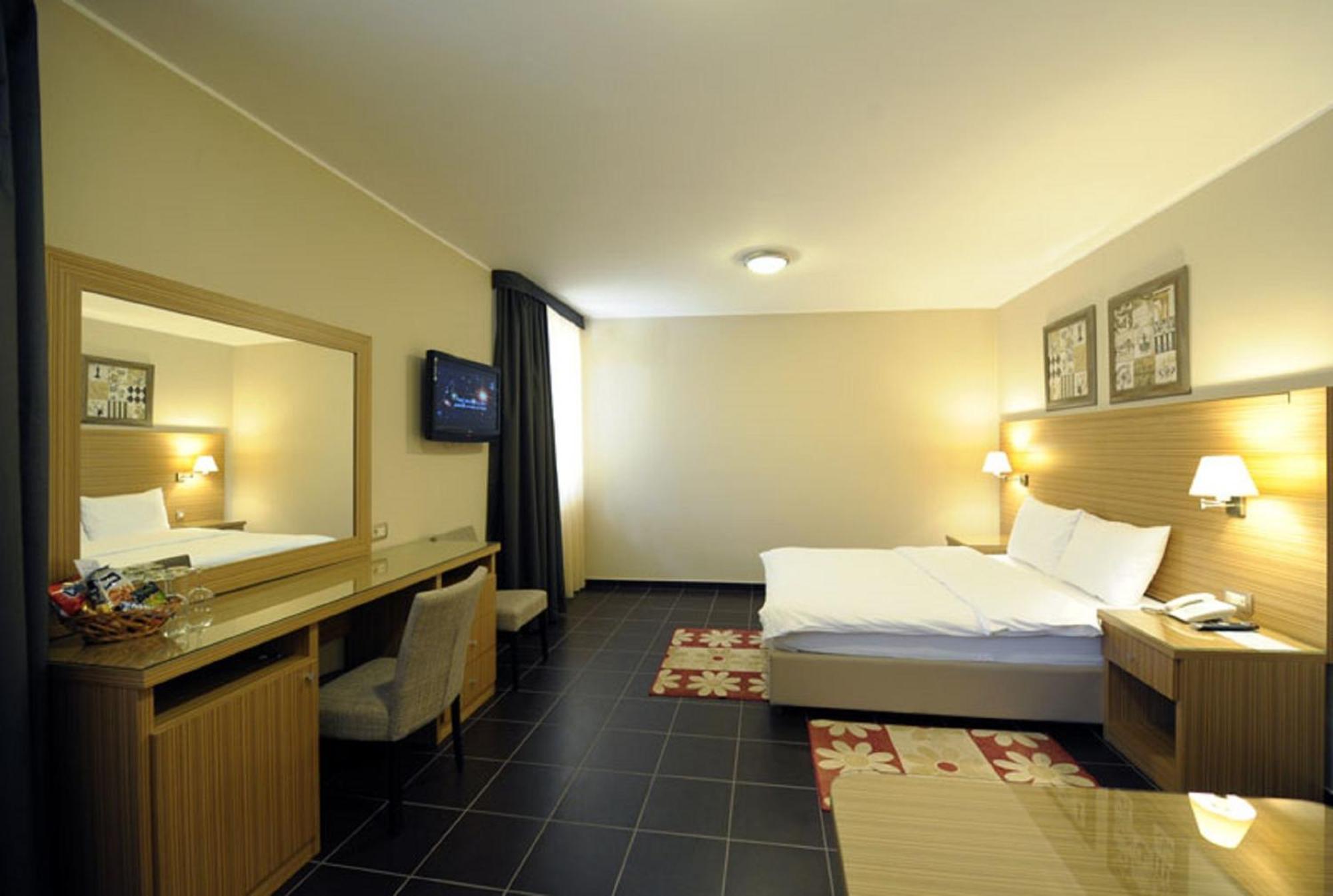 Hotel 1000 Ruza Belgrad Zimmer foto